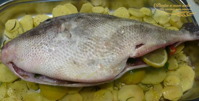 Pesce balestra al forno con patate e pomodorini