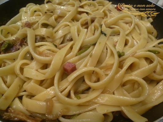 Tagliolini con asparagi, funghi porcini e pancetta