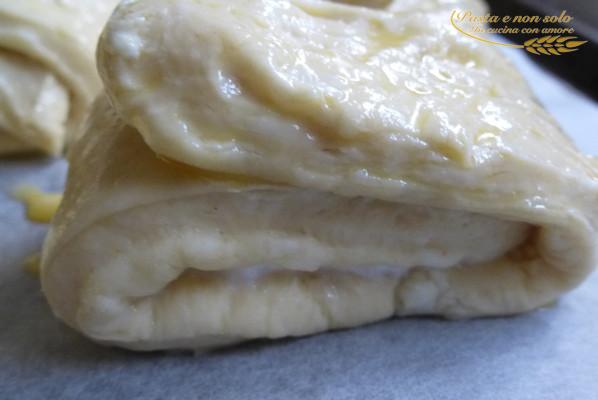 fagottini ripieni con crema di formaggio e salmone
