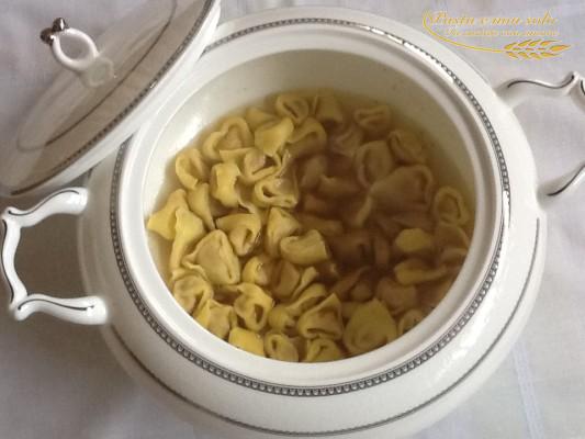 tortellini fatti in casa, in brodo