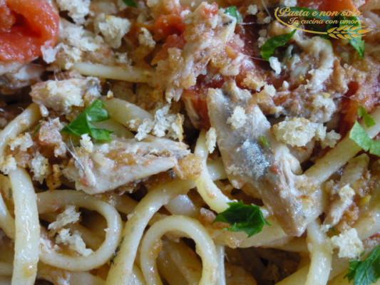 Spaghetti con alici e mollica tostata alla siciliana