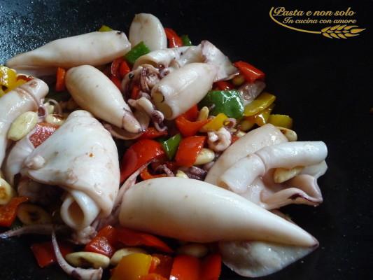 Calamaretti con peperoni saltati nel wok