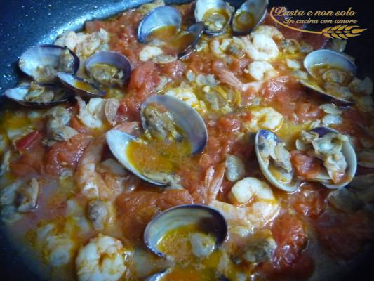 Ravioli di pesce con gamberi e vongole