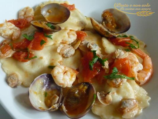 Ravioli di pesce con gamberi e vongole