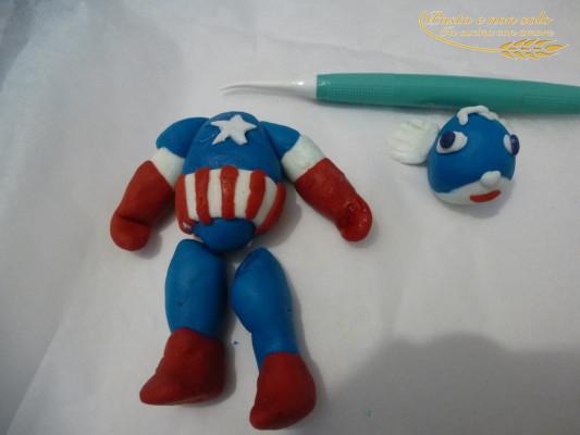 Torta in pasta di zucchero capitan america