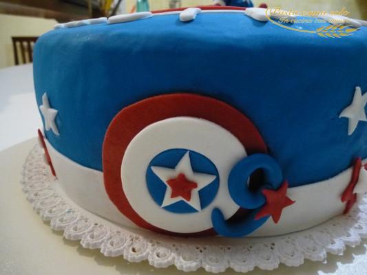 Torta in pasta di zucchero capitan america