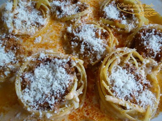 Nidi di tagliatelle al forno