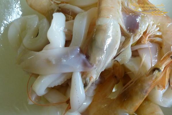 vellutata di zucchine con calamari e gamberi arrostiti