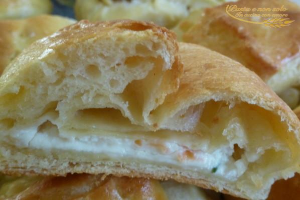 fagottini ripieni con crema di formaggio e salmone