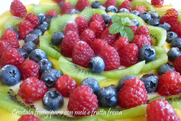 crostata frangipane con mele e frutta fresca