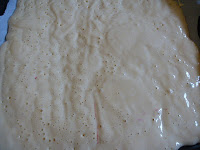 Rotolo decorato con crema al latte e ciliegie
